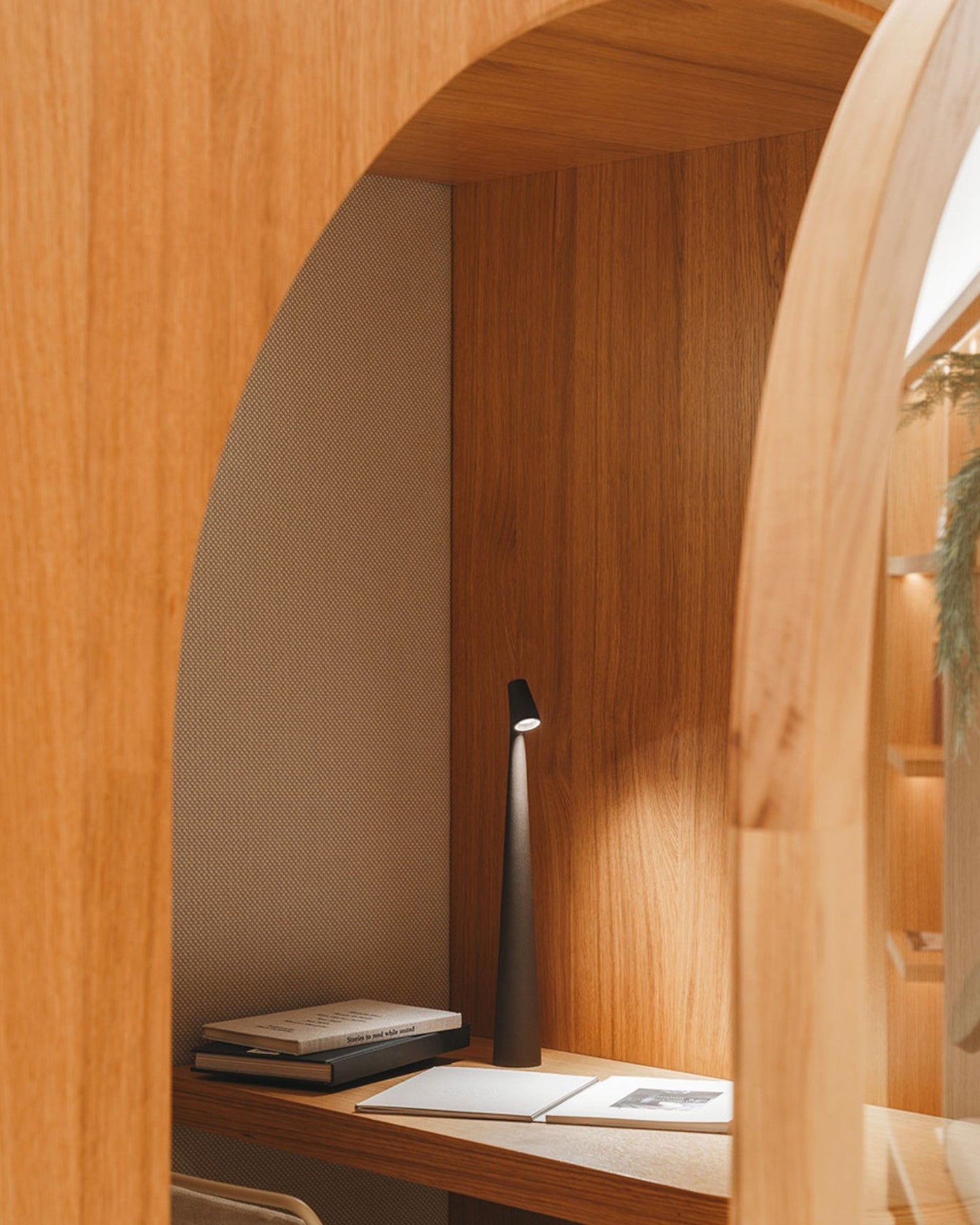 Lámpara de mesa recargable moderna VersaLight