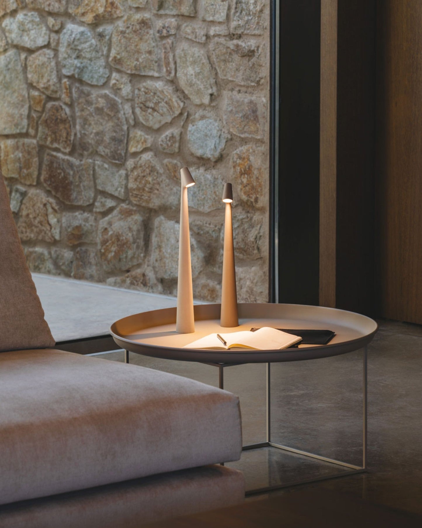 Lámpara de mesa recargable moderna VersaLight