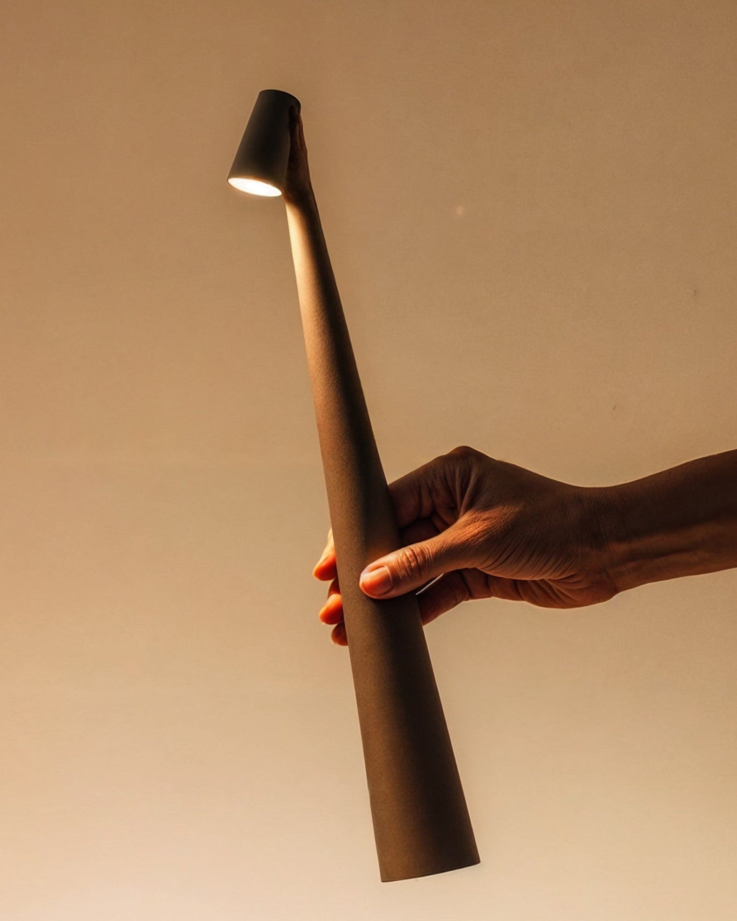 Lámpara de mesa recargable moderna VersaLight