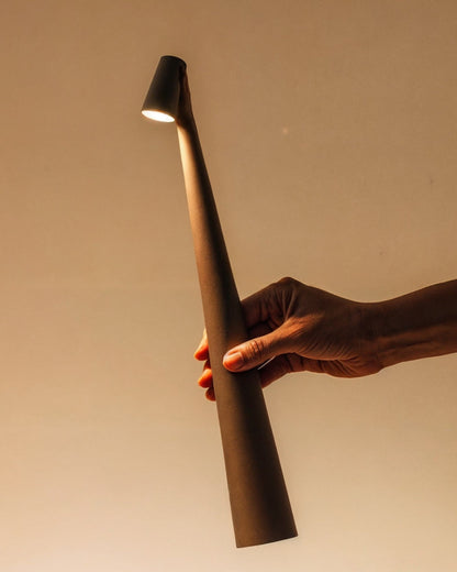 Lámpara de mesa recargable moderna VersaLight