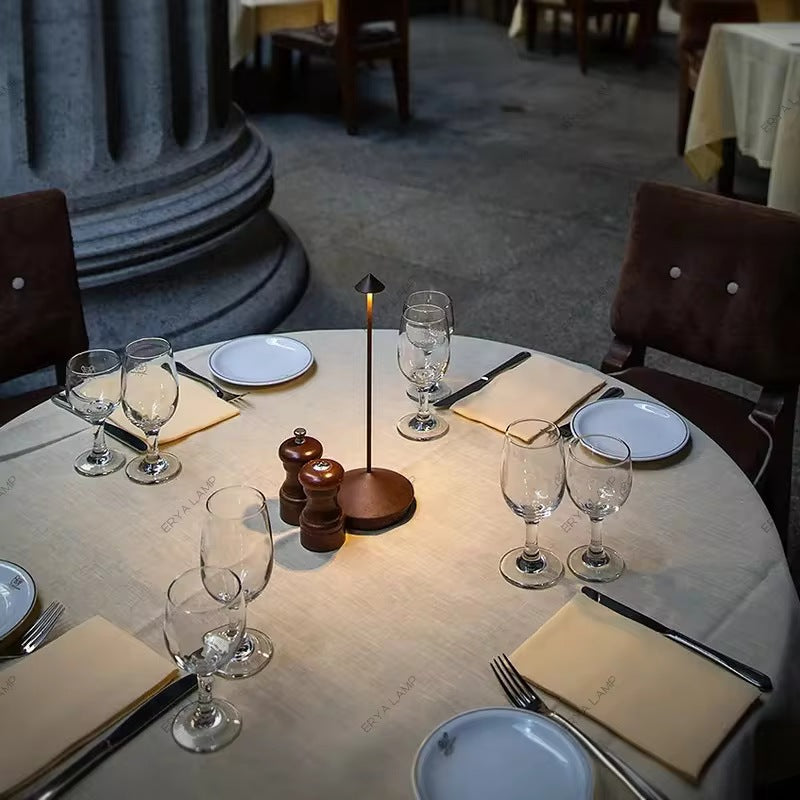 Lampada da tavolo ricaricabile in stile Pina