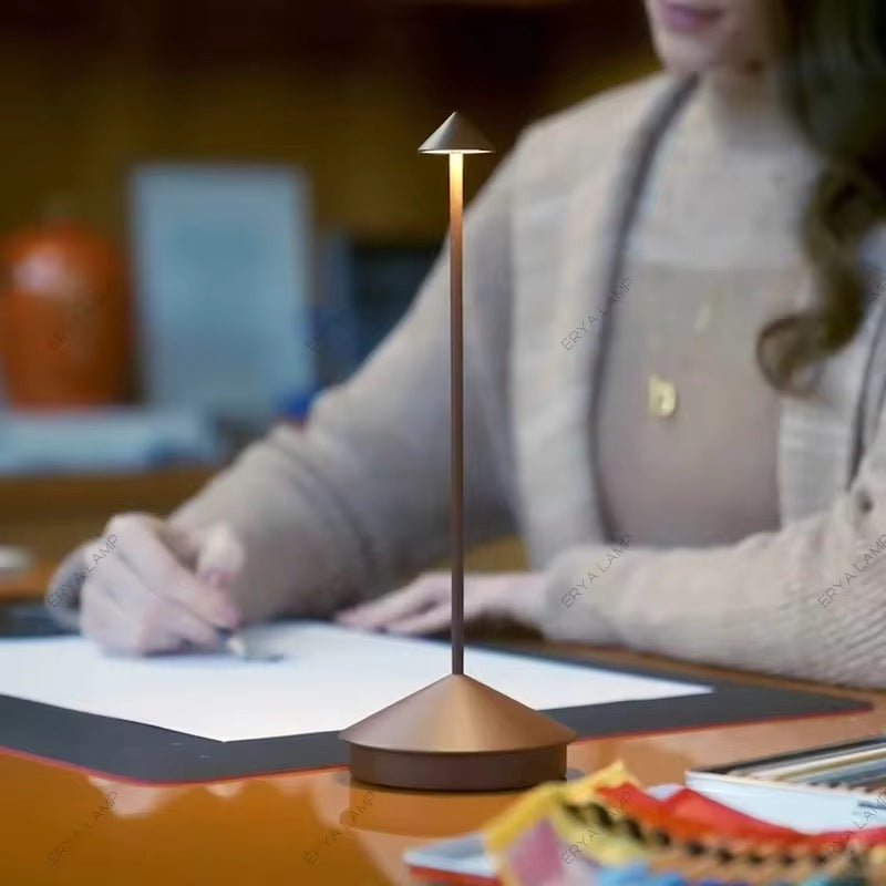 Lampada da tavolo ricaricabile in stile Pina