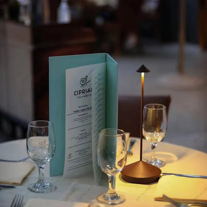 Lampada da tavolo ricaricabile in stile Pina