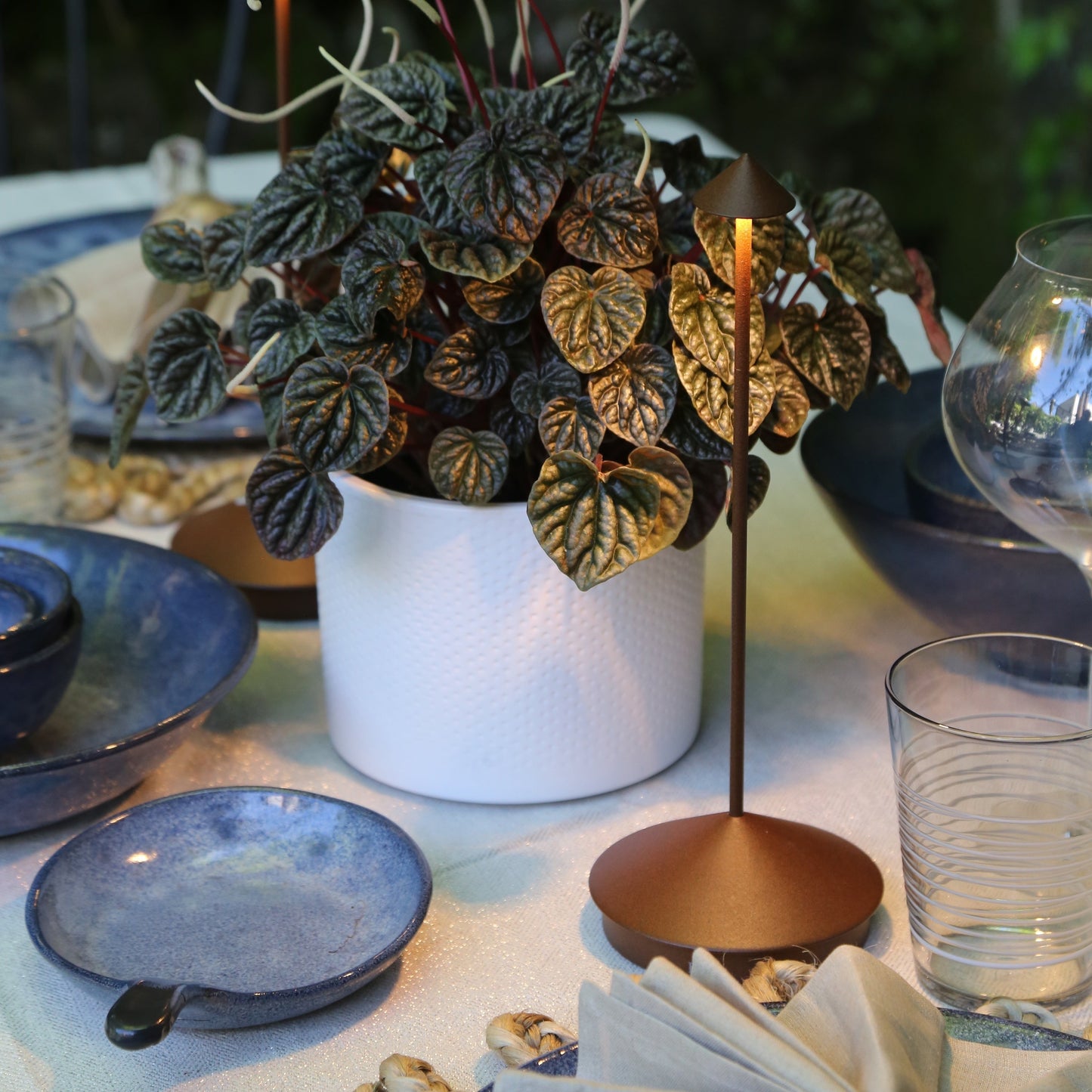 Lampada da tavolo ricaricabile in stile Pina