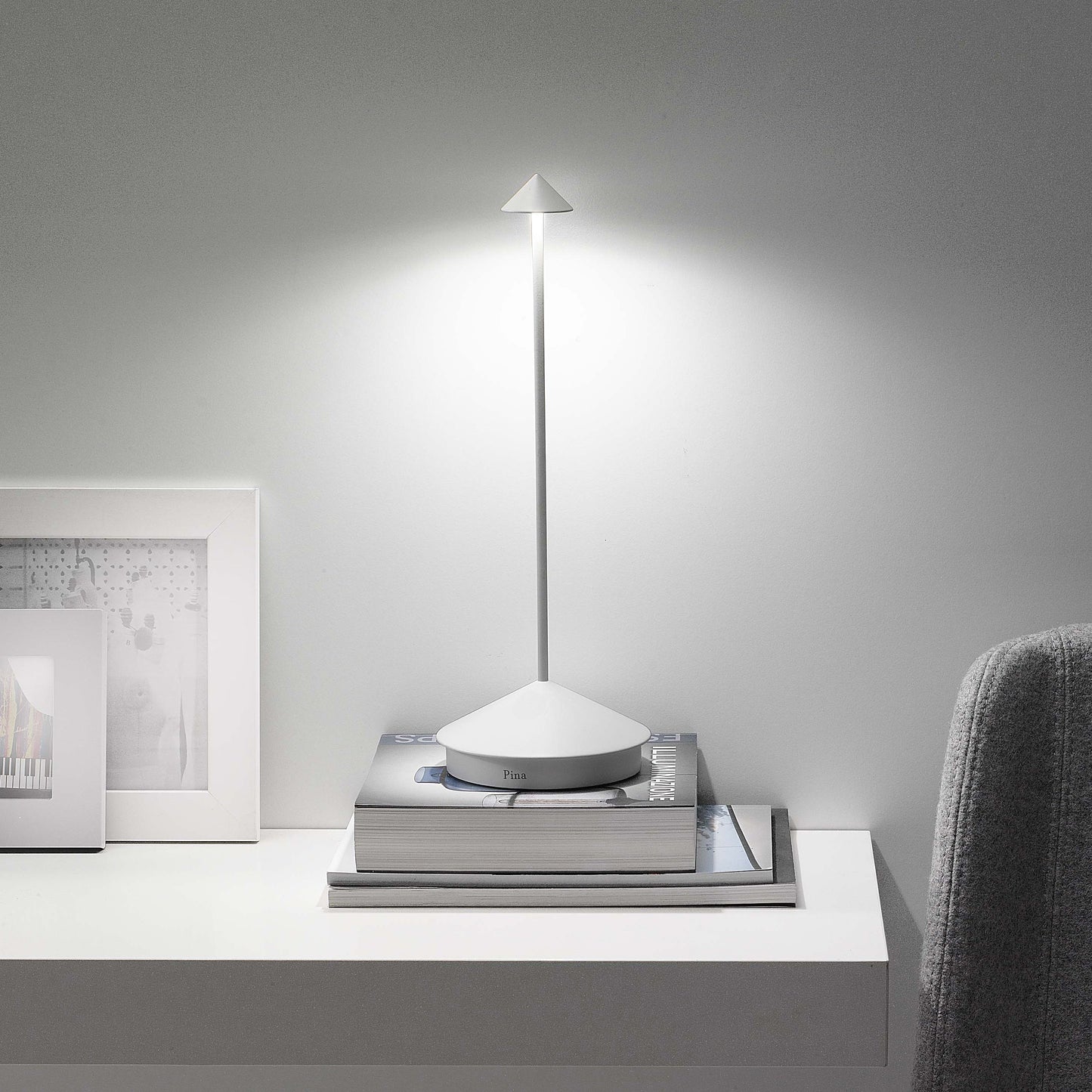 Lampada da tavolo ricaricabile in stile Pina