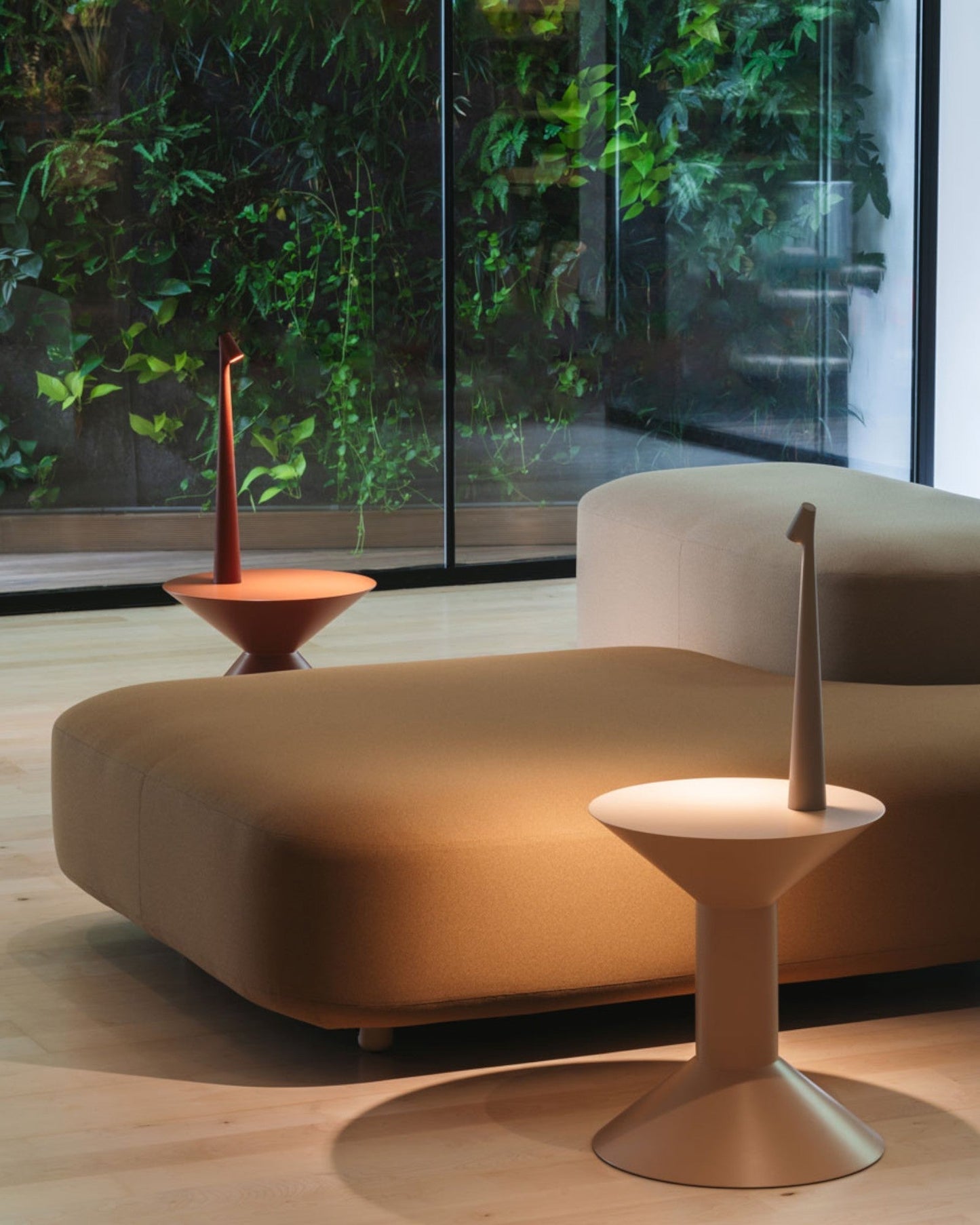 Lámpara de mesa recargable moderna VersaLight