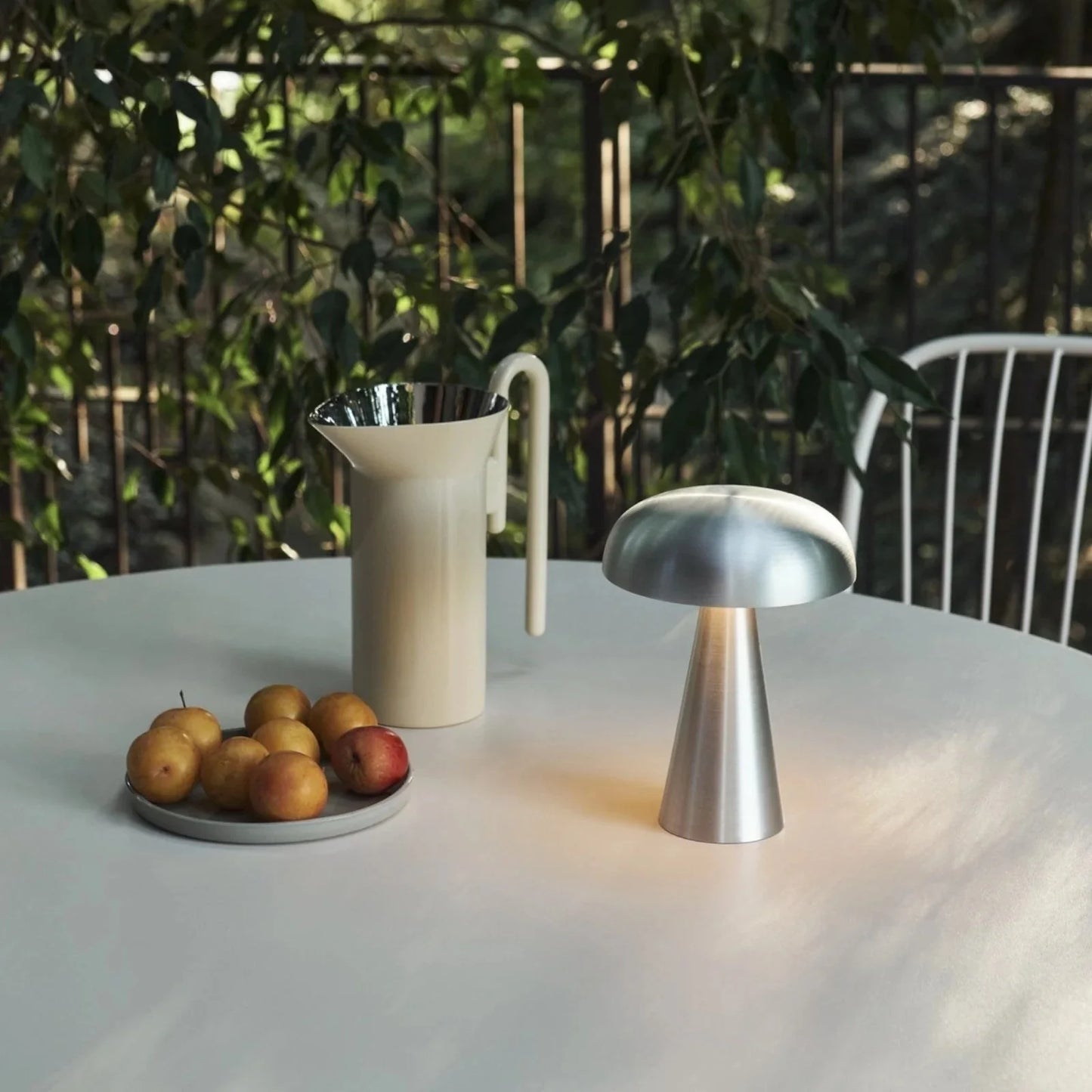 Lámpara de acero con forma de cúpula de hongo