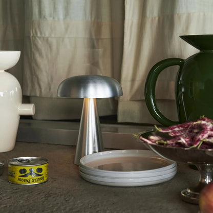 Lámpara de acero con forma de cúpula de hongo