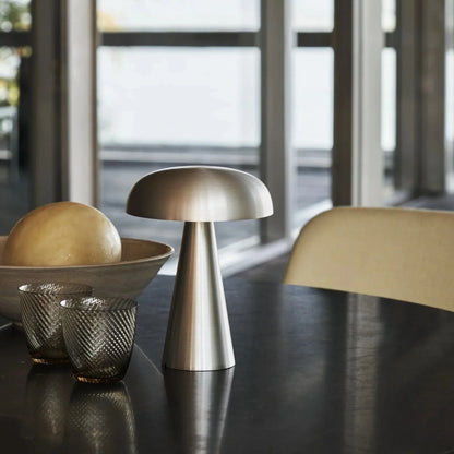 Lámpara de acero con forma de cúpula de hongo