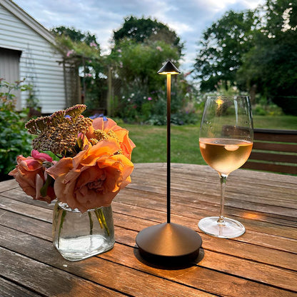 Lampada da tavolo ricaricabile in stile Pina