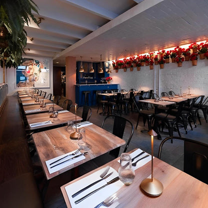 Lampada da tavolo ricaricabile in stile Pina