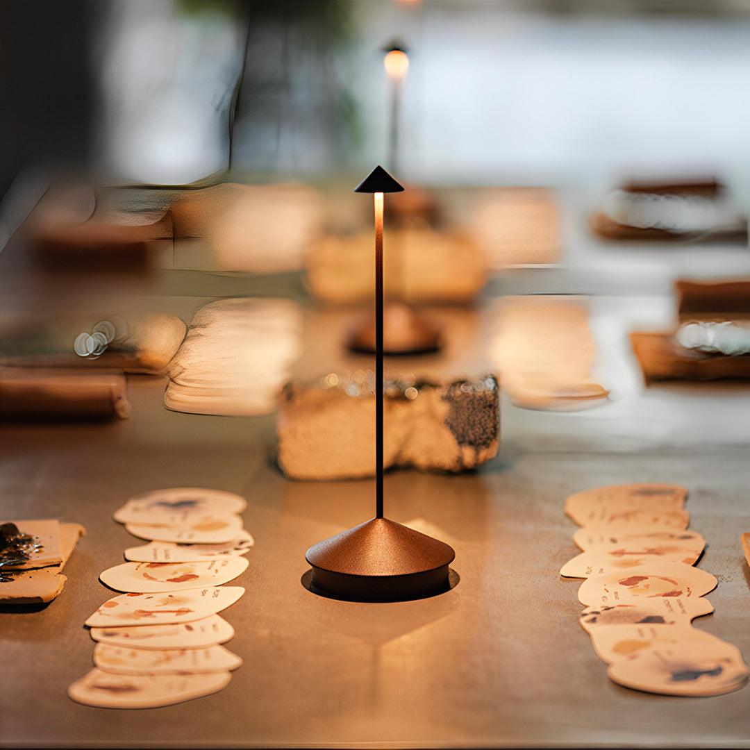 Lampada da tavolo ricaricabile in stile Pina