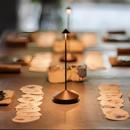 Lampada da tavolo ricaricabile in stile Pina